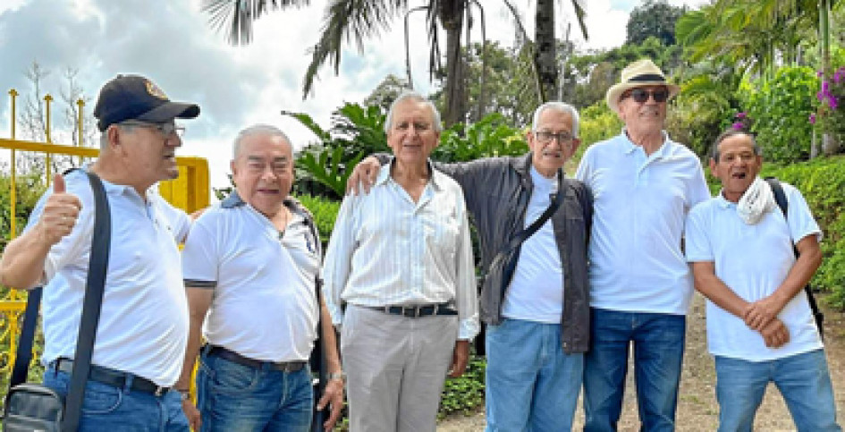 Foto | Rubén Darío López | LA PATRIA Jaime Ocampo Gómez, Leonel Giraldo Sánchez, Nelson Duque Gómez, Orfidio Ocampo Aristizábal, Jairo Salazar Gallo y Uriel Quintero Yepes se encontraron 60 años después en Manizales para recordar su época de estudiantes en la Escuela Andrés Bello, del corregimiento San Daniel (Pensilvania). En esa institución terminaron la primaria con el profesor Carlos Giraldo.