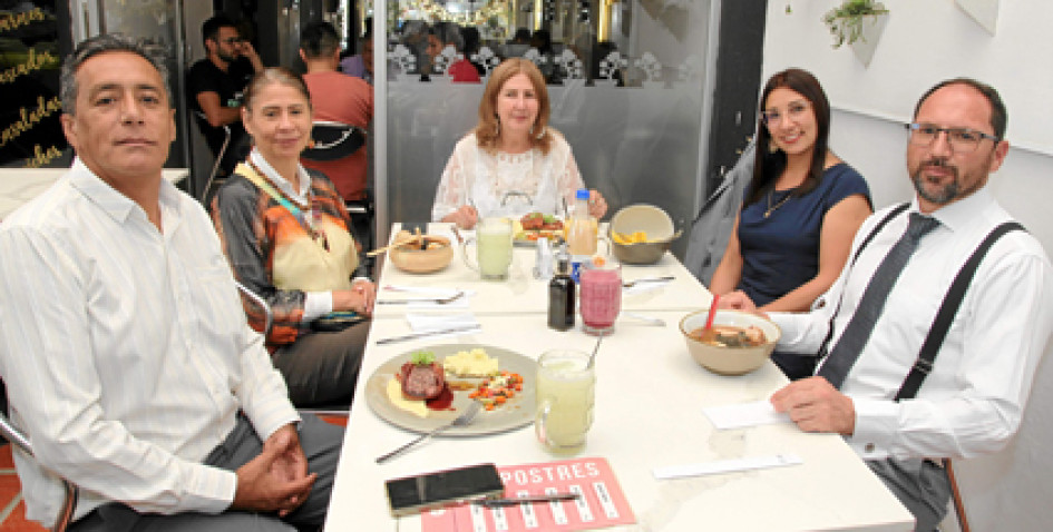 Foto | Argemiro Idárraga | LA PATRIA Luis Hernando Amador Pineda, Gloria Clemencia Valencia González, Gloria del Carmen Tobón Vásquez, Juliet Nazly Kanne Porquezuela y Carlos Alberto Sánchez Kratz almorzaron en el restaurante Sushi Time para celebrar el postgrado en Educación de Juliet Nazly.