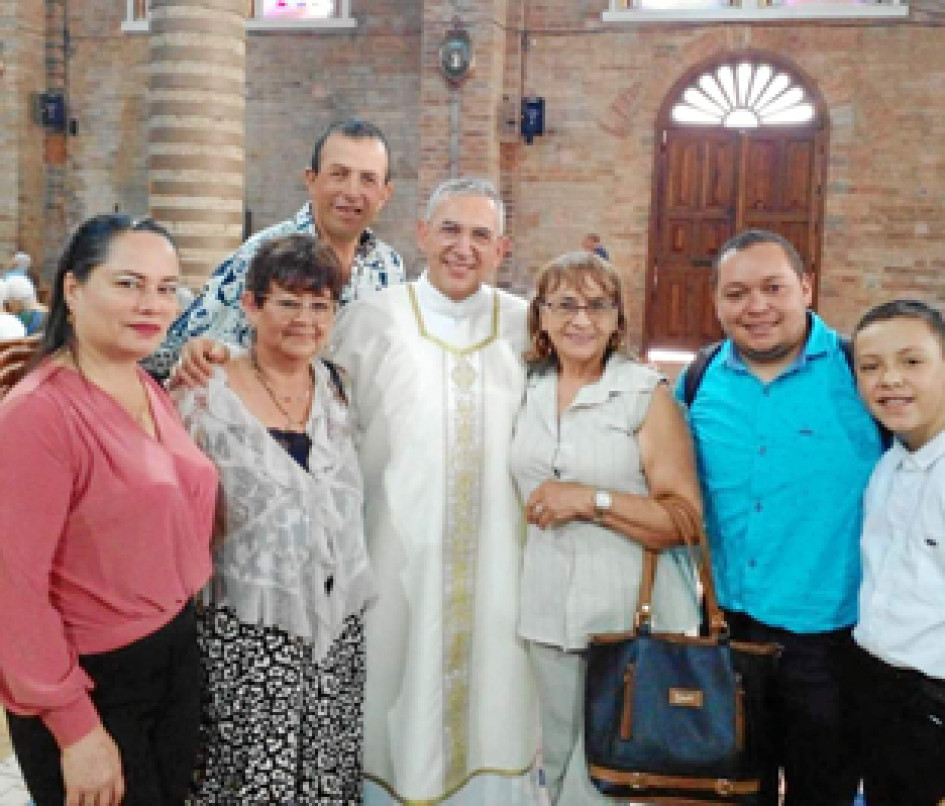 Foto | Albeiro Rudas | LA PATRIA En ceremonia especial celebrada en la catedral de La Pobreza de la ciudad de Pereira y acompañado de su familia y algunos amigos, fue ordenado como nuevo diácono de la parroquia de santa Bárbara de Anserma Rubén Darío Londoño Ossa, quien ha prestado sus servicios en esta parroquia por muchos años y ha demostrado su dedicación al servicio de la iglesia católica.
