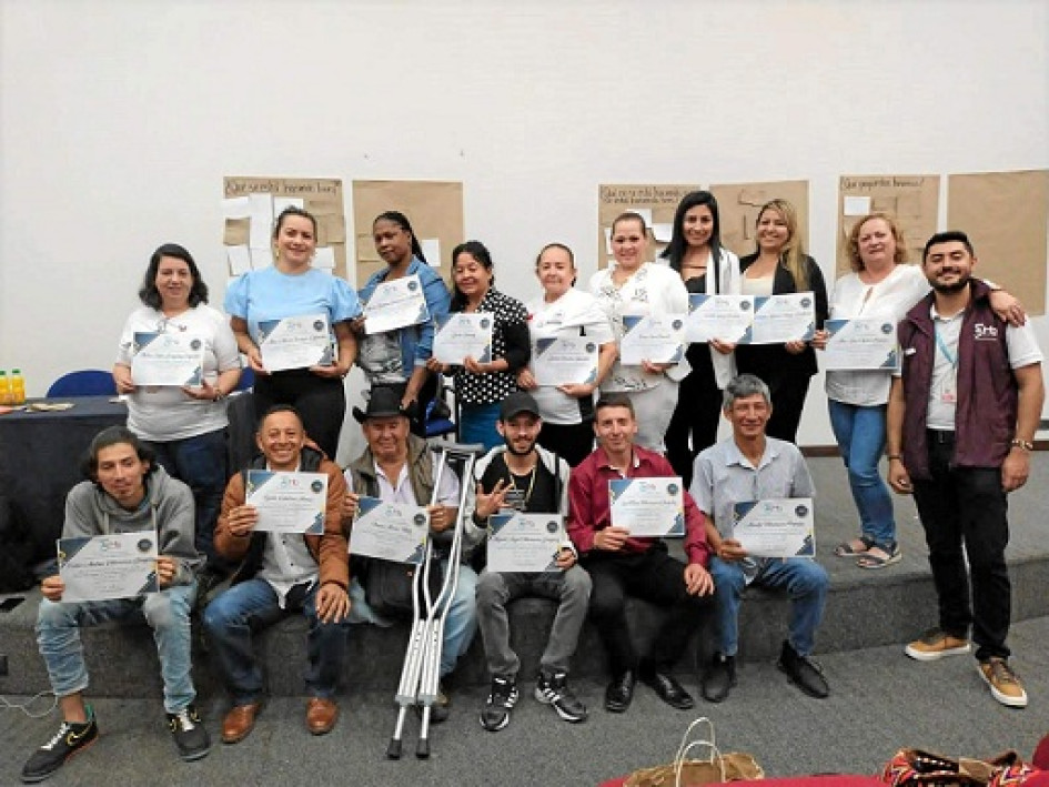 Foto| Cortesía | LA PATRIA Grupo de integrantes de la Mesa Municipal de Víctimas que asistieron a la entrega del reconocimiento.