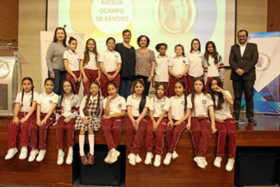 Grupo de estudiantes del Colegio Perpetuo Socorro grado quinto-2, Lucy Yaneth Giraldo Velásquez, docente; Clara Eugenia Sánchez, nieta de Natalia Ocampo de Sánchez; Adriana Villegas y Fernando Alonso Ramírez.