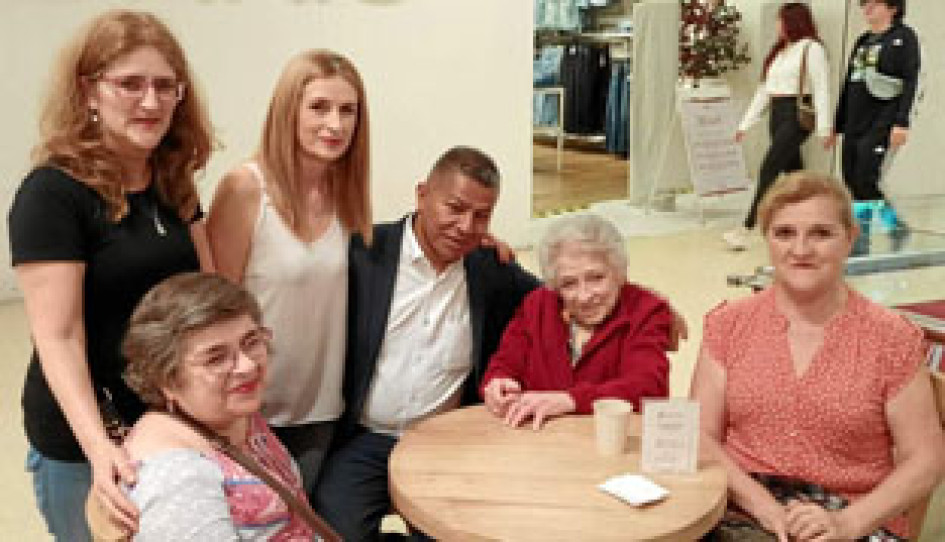 Martha Lucía López, Luz Mery López, Sonia Rocío López, Gloria Esperanza López y Gerardo Vanegas Alzate se reunieron para organizar el cumpleaños 93 de la matrona Olga Mejía de López.