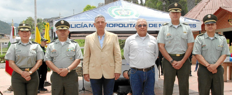 Teniente coronel Sandra Bibiana López Duque, directora Escuela de Carabineros Alejandro Gutiérrez; comisario Jhon Jairo Tangarife Osorio; mando ejecutivo de comando; coronel Jhon Carlos Rojas Rincón, comandante Policía Metropolitana de Manizales; coronel José Arturo Sánchez Valderrama, comandante Policía Caldas.