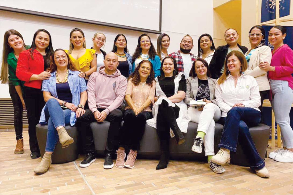 En días pasados en el Centro Cultural Rogelio Salmona se llevó a cabo el Conversatorio Cuatro Décadas de Desarrollo Familiar, entre los asistentes: Diana Carolina Acevedo, Carolina Chalarca Carmona, Yuliana Moncada, Tatiana Morales, Angela María Berrío, Juliana Gómez Riveros, Angela Viviana Mejía, Simón Vargas Morales, Jazmín Lorena Suárez, Yaneth Marulanda, Diana Alzate, Laura López. Sentados: Mónica Rincón Giraldo, Maicol Estiven Franco, Rosa María Posada, Diana Gómez, María Clemencia Quintero, Claudia Qu