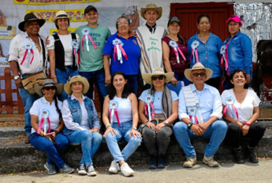 Foto | Luis Fernando Rodríguez | LA PATRIA Arriba: Uriel Flórez, Lina Verónica Ríos, Óscar Adrían Vallejo, Gloria Isabel Alzate, Edwin Fernando Arias, Yolanda Amaya, Cecilia Naranjo y Luz Amanda Cañón. Abajo: María Victoria Blandón, Claudia María Marín, Claudia Patricia Restrepo, Sandra María Franco, Juan Carlos Ceballos y Rubiela Rubiano.