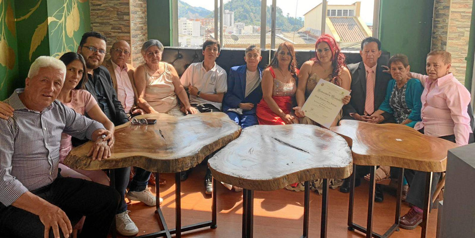 Foto | Mauricio Llano | LA PATRIA  Evelyn Dahianna Ossa Buitrago fue homenajeada por su familia con una cena, en el restaurante La Shiraka, por recibir el título en Mercadeo Nacional e Internacional de la Universidad de Manizales.  José Gilberto Castrillón, Sandra Milena Ossa, Sebastián Ramírez, Manuel Ossa, Aurora González, Santiago Castrillón, Edward Samuel Velásquez, Zeider Buitrago, Evelyn Dahiana Ossa, Henner Duque, Edilma Ramírez y Luz Mery Duque.