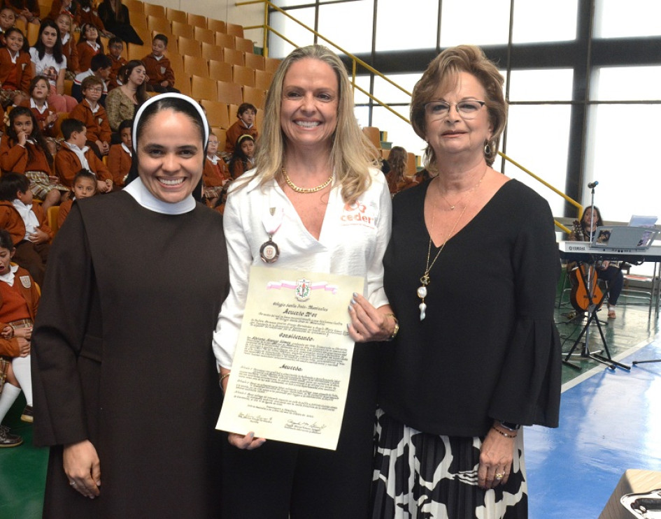 Hermana Jéssica Arango Hernández, rectora del Colegio Santa Inés; Adriana Arango, directora del Ceder; y Ángela Gómez, presidenta de la Asociación de Exalumnas del colegio.