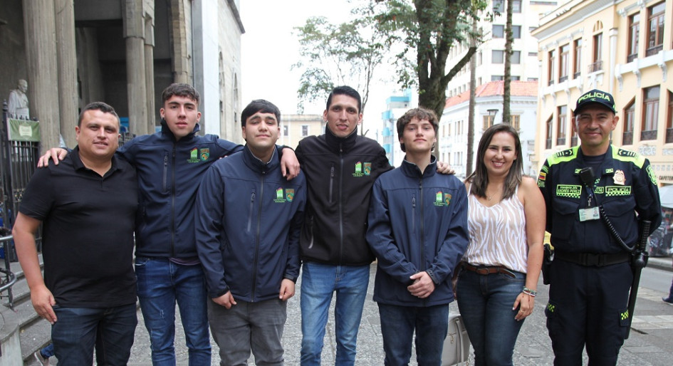 Foto | Argemiro Idárraga | LA PATRIA Julián Andrés Castaño, Brandy Sandoval, Nicolás Echeverría, Luis Felipe Cardona, Agustín Caro, Marisol Rodríguez y Andrés Pérez, policía de Turismo.