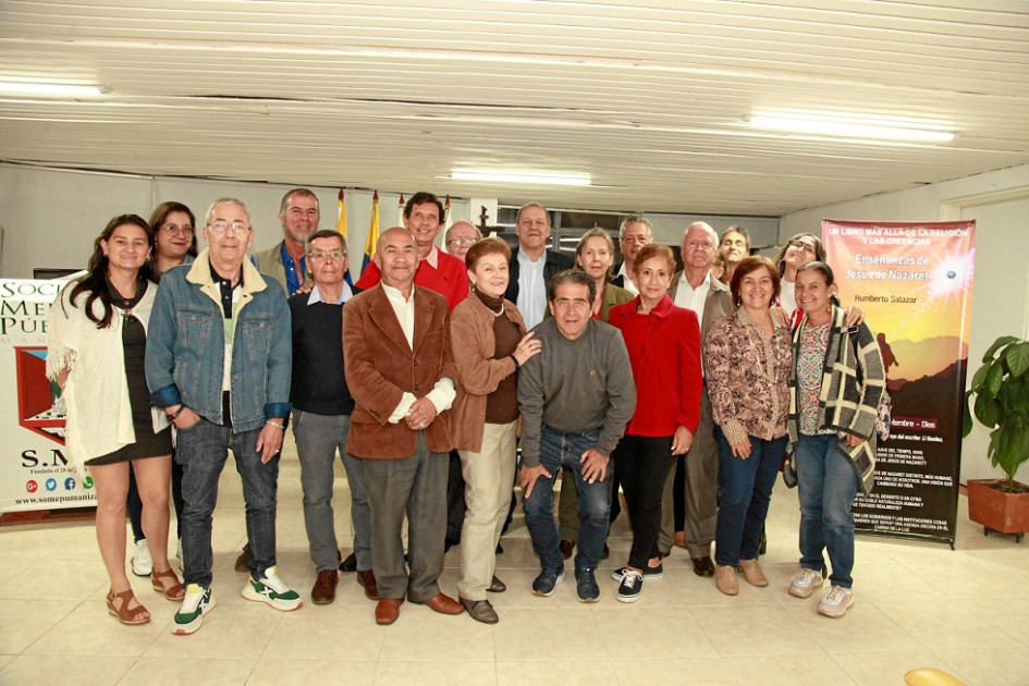 Fotos | Argemiro Idárraga | LA PATRIA Grupo de asistentes al lanzamiento del libro.