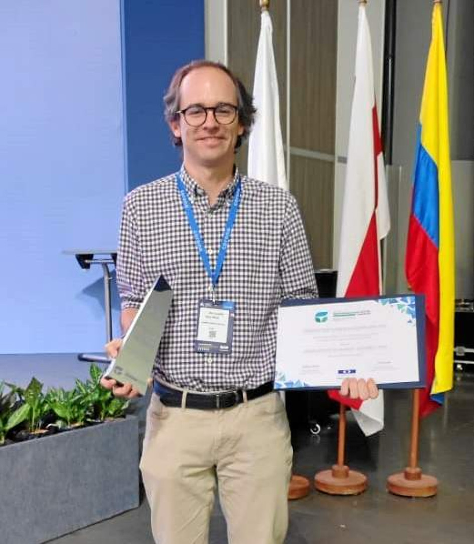 Foto | Cortesía | LA PATRIA El programa Legado de la Constructora CAMU recibió el Premio Nacional de Responsabilidad Ambiental por sus siembra de bosques. El Reconocimiento es otorgado por Camacol Colombia y resalta el compromiso con la sostenibilidad ambiental en el Eje Cafetero. El director de desarrollo de negocios de CAMU, José Alejandro Mejía, recibió este destacado galardón en nombre de la empresa.