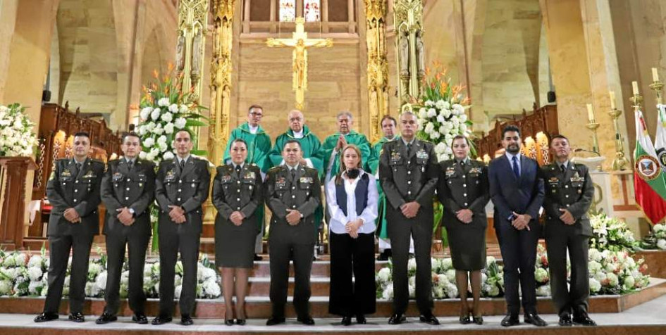 Foto | Cortesía | LA PATRIA Comisario Jhon Jairo Tangarife Osorio, teniente coronel Edward Mauricio Dávila Sánchez, teniente coronel Óscar Landazábal, teniente coronel Sandra Viviana López Duque, directora de la Escuela de Carabineros Alejandro Gutiérrez; coronel José Arturo Sánchez Valderrama, comandante de la Policía de Caldas; secretaria de Gobierno de Manizales, Diana Mejía Grand; coronel John Carlos Rojas Rincón, comandante de la Policía Metropolitana de Manizales; teniente coronel Liliana Jiménez Fall