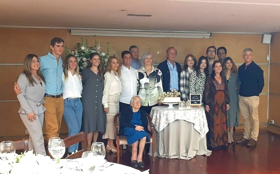 Grupo de asistentes al cumpleaños.