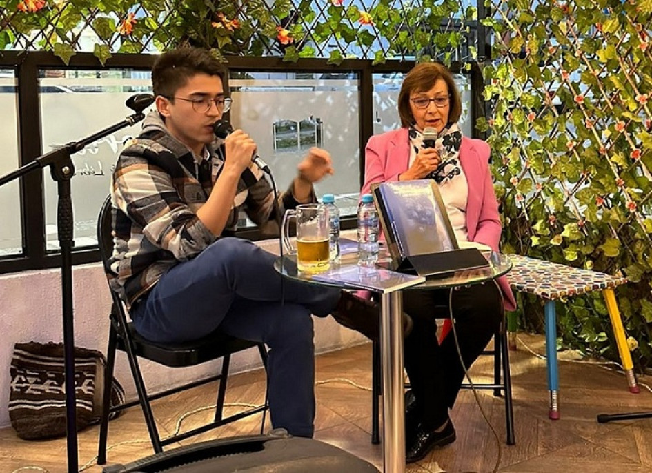 Foto | Lector | LA PATRIA El 28 de octubre en la Librería Ágora, ubicada en el barrio Palermo de Manizales estuvo la psicóloga Fanny Bernal Orozco para presentar el libro De noche alumbran los huesos, del escritor manizaleño, Julián Santiago Bernal Ospina.