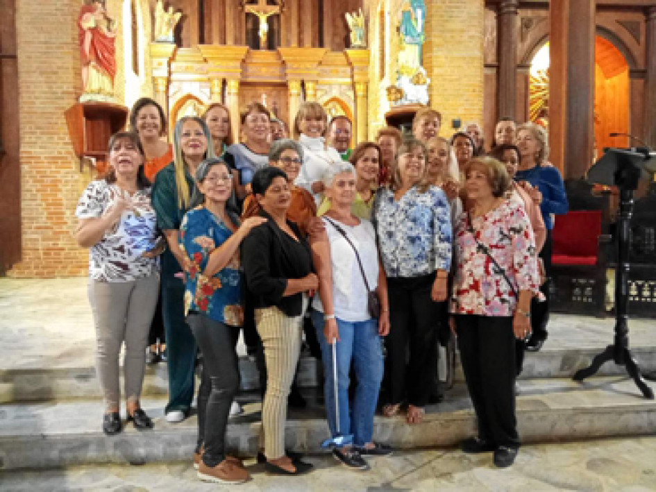 Foto | Argemiro Idárraga | LA PATRIA Grupo de egresadas: Martha Hernández, Yudy Echeverri, Martha Lucía Restrepo, Silvia Carmenza Albis, Martha Zulma Delgado, Ángela María Marín, Ana Lucía Cardona, Miriam Vargas, Mariana Valencia, Ana Teresa Peláez, Cristina Carvajal, Zulma Zahara, Isabel Hurtado, Cecilia Arias, Edilia Obando, profesora Luz Dary Hoyos, María Helena Muriel, Leida Naranjo, Hilda Mery Valencia, Carmenza Giraldo, Estela Trejos y Olga Nidia Ríos.