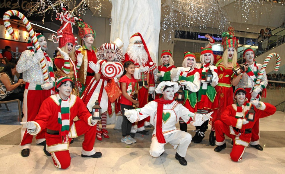 Los arlequines sonríen y dan la bienvenida a esta época en el centro comercial Fundadores.