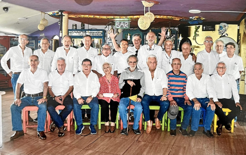 Arriba: Guillermo González Valencia, Luis Fernando Beltrán Walker, Jairo Arcila Idárraga, Gustavo Vargas Salazar, Jorge H. Osorio Duque, Hernán Yepes Orrego, Federico Zuluaga Estrada, José Fernando Botero Medina, Roosvelt Gallego Quiroga, Alberto Peralta Duque, Bernardo Patiño Loaiza, Iván Duque Reina y Jaime González Correa. Abajo: Rodrigo Orozco Muñoz, Óscar Montoya Ospina, Jorge Álvarez Gallo, Irma Alzate Ríos (secretaria del colegio), Álvaro Elías Botero Moreno, Marco Giraldo Montes, Jesús Cortés Morale