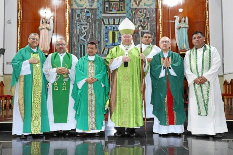 Foto| Rubén Darío López | LA PATRIA Monseñor Carlos Arturo Quintero Gómez, obispo de la Diócesis de Armenia; José Alberto Aristizábal, párroco de Pensilvania; monseñor Hency Martínez Vargas, obispo de la Diócesis de La Dorada-Guaduas; monseñor José Miguel Gómez Rodríguez, arzobispo de Manizales; diácono José Nodier López; monseñor Rigoberto Corredor Bermúdez, obispo de la Diócesis de Pereira; y Pablo Andrés Calderón, sacerdote la parroquia de Pensilvania.