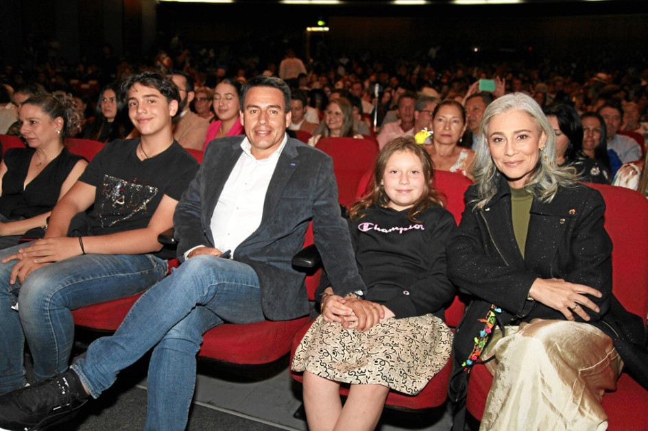 Jorge Eduardo Rojas, alcalde de Manizales, junto a sus hijos, Miguel y María José Rojas, y su esposa, Juliana Londoño.