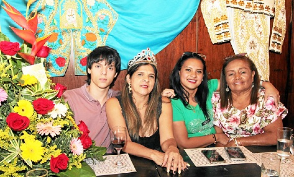 Foto | Argemiro Idárraga | LA PATRIA Sorany Ruiz Ruiz fue homenajeada con un almuerzo en el restaurante Un Lugar de La Mancha para celebrar su cumpleaños. En la foto aparecen Samuel Mejía García, la festejada, Luisa Fernanda García y Lucy García Paredes.