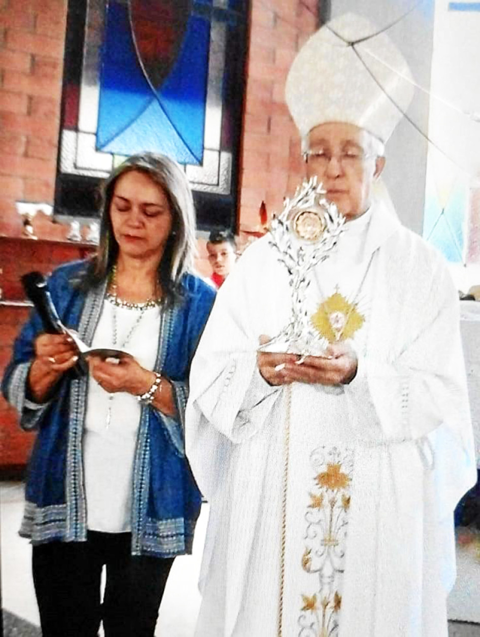 Foto | Lector | LA PATRIA Hoy a sus tres años y dos meses de su muerte se recuerda a Luz Elena López de Osorio en esta imagen acompañada de monseñor José Alejandro Castaño, obispo emérito.