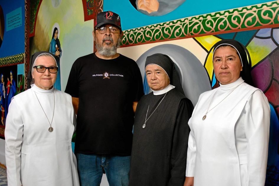 Foto | Luis Fernando Rodríguez García | LA PATRIA Las religiosas: Ana Cecilia Romero Muñoz, Luz Margarita Mejía y Edilma Ruiz acompañadas por el artista James Rodríguez.