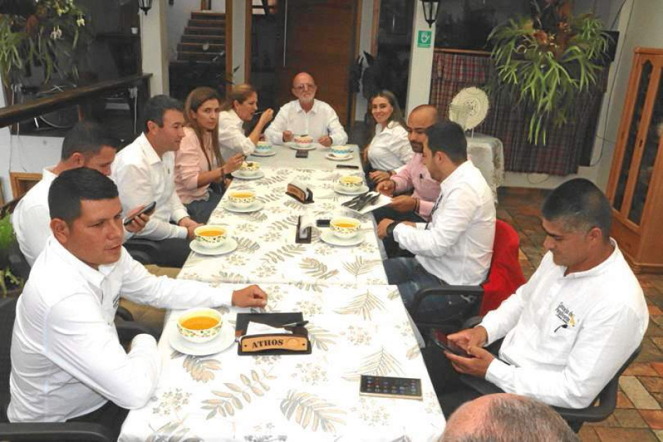 Foto | Rubén Darío López | LA PATRIA Jesús Iván Ospina, alcalde de Pensilvania, invitó a un almuerzo en el restaurante Athos a los diputados de Caldas, a los concejales del municipio y a los funcionarios del gobierno local y departamental con motivo del cumpleaños 158 de La Perla del Oriente. Entre los invitados especiales estuvo el gobernador, Henry Gutiérrez Ángel, y su esposa, Gladis Estela Salazar.