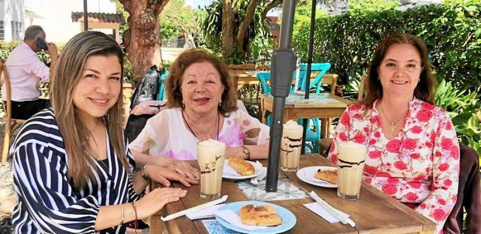 Claudia Valencia y Blanca Stella García, gerente de la IPS Laboratorio Clínico Valencia García, compartieron un algo en el café El Sombrero para dar un saludo de bienvenida a Alejandra Cañas, bacterióloga y esposa del teniente coronel Juan Gabriel Rojas, comandante del Batallón Ayacucho.