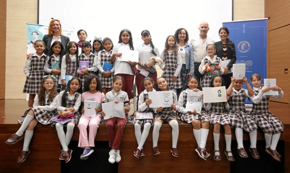 Foto | Luis Trejos | LA PATRIA A la charla asistieron Beatriz Mejía, Adriana Villegas, Octavio Escobar Giraldo, Ivonne Mendoza y un grupo de estudiantes del colegio Perpetuo Socorro.