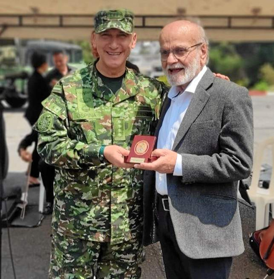 Foto | Cortesía | LA PATRIA El general Luis Mauricio Ospina Gutiérrez, comandante del Ejército Nacional, entregó a la Orquesta de Cámara de Caldas la Moneda del Ejército. El reconocimiento lo recibió Humberto Gallego, director ejecutivo de la agrupación.