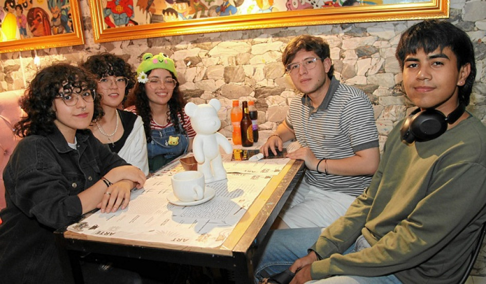 Foto | Argemiro Idárraga | LA PATRIA Laura Trejos celebró su cumpleaños en Coffe Parche rodeada de sus amigos.Paula Rojas, Valentina Alzate, Daniel Gómez y Carlos Vargas.