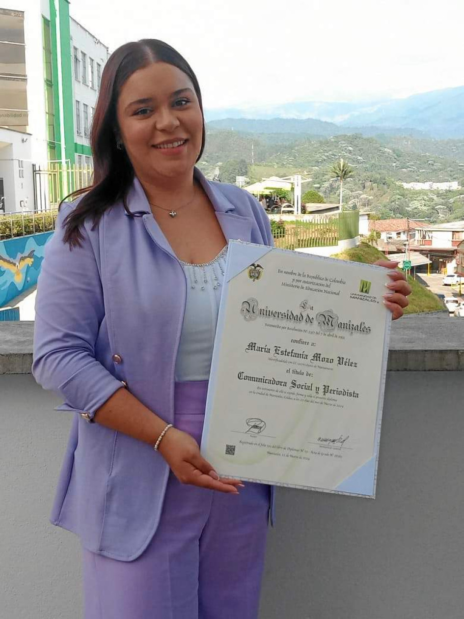 Foto | Henry Giraldo | LA PATRIA La manzanareña Estefanía Mozo Vélez recibió su grado de comunicadora social y periodista de la Universidad de Manizales. Sus familiares y amigos la felicitan por su nuevo logro.