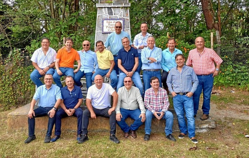 Atrás y de pie, de izquierda a derecha: Pablo Antonio Giraldo y José Luis Mejía. Segunda fila, sentados: Andrés Estrada, Andrés Botero, Carlos Alberto Morales, José Arturo Velásquez, Mario Mejía, Alejandro Villegas, Julián Alberto Herrera y Juan Bernardo Villegas. Tercera fila: Víctor Manuel Cárdenas, Germán Baena, Jorge Hernán Arango, Juan Manuel Giraldo, Carlos Enrique Gómez y Martín Augusto Galindo.