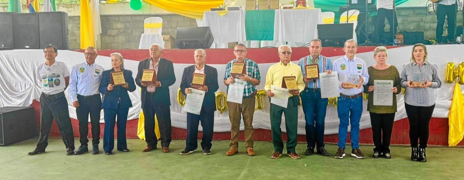 Foto | Cortesía | LA PATRIA Socios fundadores y sucesores: Francisco Henao, Antonio María Quintero, presidente del Consejo de Administración de Cootraman; Gloria Castañeda, Jesús Marulanda, Hernán Jiménez, Vidal Yepez, Fidel Aristizábal, Salvador Trujillo, Rodrigo Valencia Parra, actual gerente de Cootraman; y Adriana Parra y Lida Parra, hijas del socio fundador y primer gerente, Julio Parra Henao.