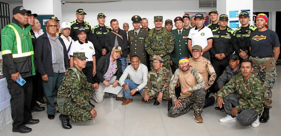 Integrantes de la Policía y del Ejército.