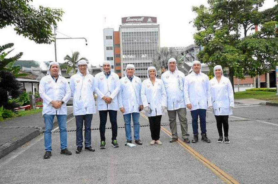 Foto|LA PATRIA Rodrigo Villalba Mosquera, gobernador del Huila; Jénnifer Mojica, ministra de Agricultura, y Alexánder López, director Nacional de Planeación, entre los que visitaron la fábrica Buen Café Liofilizado. Querían conocer los procesos industriales que se desarrollan en esta torrefactora, que es una de las más grandes de América.