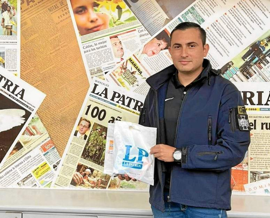 A Pablo Antonio Durán le gustan los Informativos de LA PATRIA Radio porque “me mantienen actualizado en mi trabajo, como policía de Manizales”. Pablo recibió en las instalaciones del medio de comunicación el regalo por su fiel audiencia.