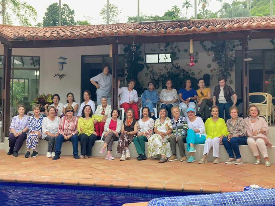 Asistieron: Silvia Mesa, Celina Vélez, María Teresa López, Emma Aristizábal, Amparo Perdomo, Beatriz Sánchez, Esperanza Pineda, Yolanda López, Julita de Gómez, Martha Duque, María del Socorro Ceballos, Ruby López, Amelia Manzur, Irma Calderón, Celmira de Uribe, Virginia Hincapié, Ligia Ossa, Mariela Patiño, Diluvina Botero, Adíela Gómez, Beatriz Suescún, Esperanza Montes, Luz Dary Gómez, Edith Rojas y Lucía Valencia.