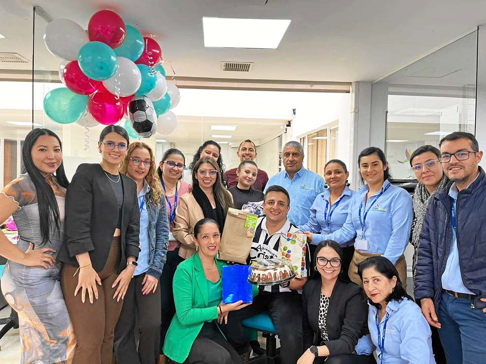 En el festejo lo acompañaron: Natalia Alcalá, Ángela Echeverri, Luz Astrid Ortiz, Luz Elena Gómez, Leonardo Henao, Carlos Alberto Vergara, Soraya Hernández, Anyela Zuluaga, Ana María Patiño, Juan David Ospina, Yuliana Marín, Jessica Natalia Pineda, Jessica Rubio, Manuela Sánchez y María Dori Marín.