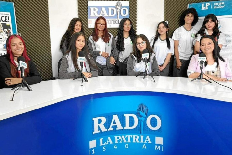 Foto | PATRIA Radio | LA PATRIA De pie: María Antonia Mosquera Hernández, Alexandra Bedoya Henao, Gabriela Roa Moreno, Sofía Salazar Ramos, Nicolás Osorio Sucerquia, Isabela Ballesteros Zamora. Sentadas: Stephania Raish Bedoya, María Paz Cortés y Nicole Alvarado Fuentes, acompañados por la docente Luz Stella Hurtado.
