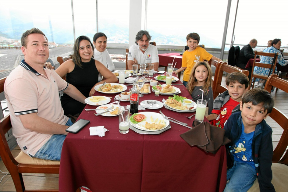 Foto | Argemiro Idárraga | LA PATRIA  Andrés López Demesa, Natalia Arias, Liliana Gómez, Ricardo Alberto Arango, Gabriel Arango, Samantha López, Esteban Arango y Alejandro Gómez compartieron un almuerzo en el Club Manizales, sede Centro.