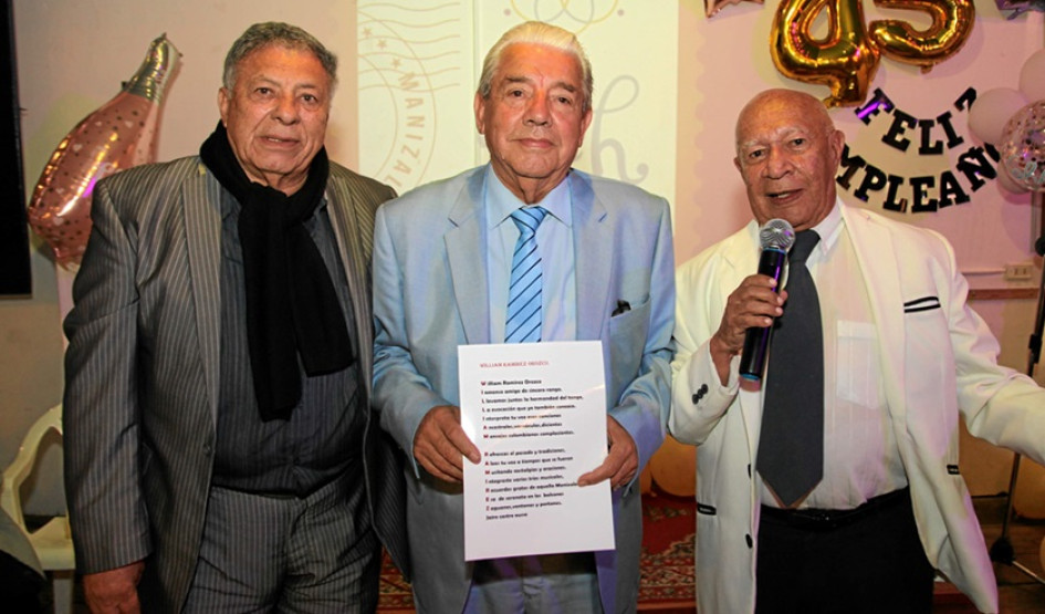 William Ramírez recibió un reconocimiento de Jairo Castro Eusse y Eduardo Martínez.