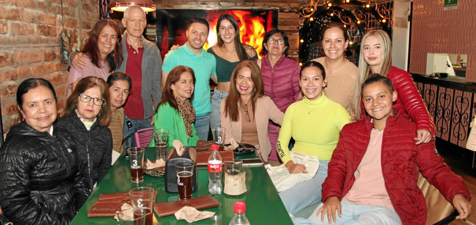 Foto | Argemiro Idárraga | LA PATRIA  Daniel Tabares Álvarez, Luisa María Vanegas, Cris Montoya, Jackeline Álvarez, Diana Carolina Álvarez, Blanca Inés Parra, Elvia Parra, Limbania Parra, Olga Parra, Martha Parra, Mariela Parra, Gloria Parra, Isabella Tabares Álvarez y Santiago Franco.
