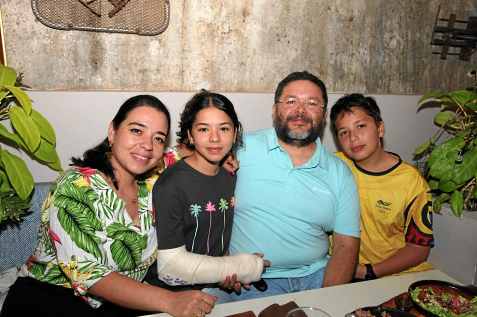 Johana Mejía, María José Naranjo, Luis Javier Naranjo, Alejandro Naranjo, en una cena familiar en el restaurante El Efecto Barbacoa.