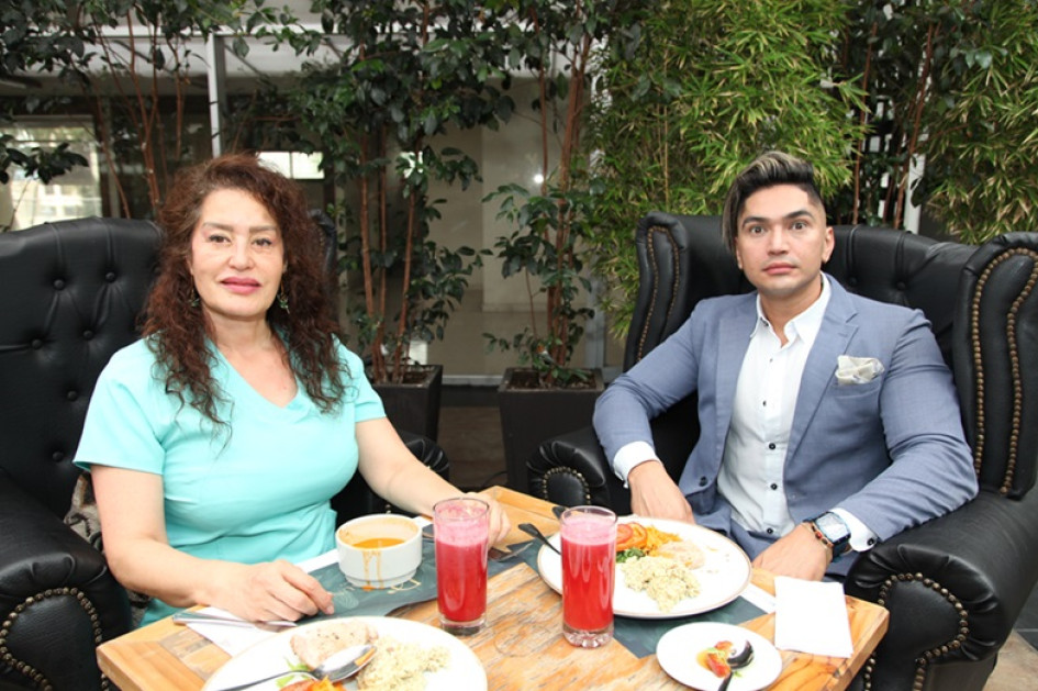 Elvira Lucía Holguín y Sebastián Múnera compartieron un almuerzo en el restaurante El Dauntaun.