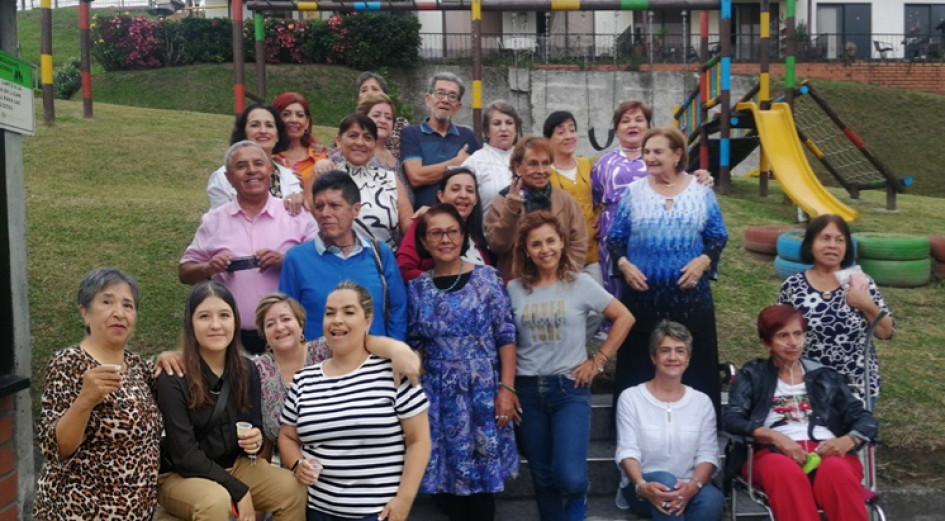 Fotos Lector | LA PATRIA Los abuelos residentes en el condominio Portal del Bosque fueron homenajeados con una integración llena de alegría y mucho amor, contando historias sobre los nietos y disfrutando de una serenata. La organización de la actividad estuvo a cargo de Berta Lucía Duque, con el apoyo del Consejo de Administración y del Comité de Convivencia.