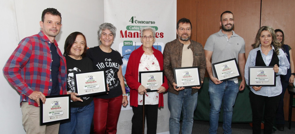 Ganadores del 4º Concurso de Cafés Tostados: Alejandro Gil, de Bella Vista Coffee; Esperanza Cárdenas, de Café Tío Conejo; Ángela Suárez Ortiz, de Café Tío Conejo; María Teresa González de Noreña, de Café Azucenas; Rodrigo López Buitrago, de Café Leño Verde; Juan Sebastián Giraldo Jaramillo, de Café Cinco Damas, y Lucila Parra, de Café El Bosque.