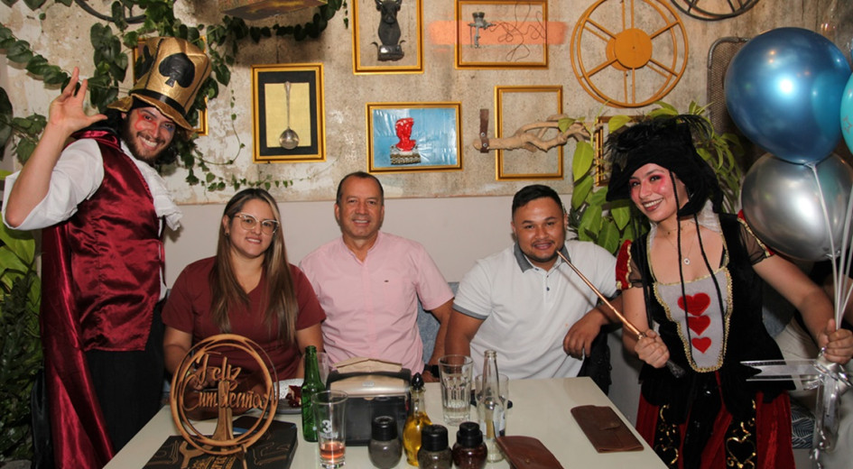 Paula Andrea Orozco, Hernán Berrío y Diego Alejandro Morales, en compañía de los personajes artísticos del restaurante Barbacoa.