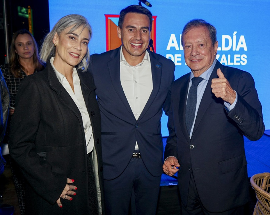 Juliana Londoño, primera gestora; Jorge Eduardo Rojas, alcalde de Manizales; y Mario Hernández, empresario.