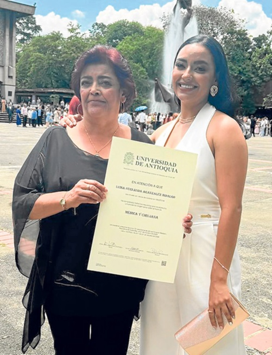 Luisa Fernanda Aranzales Hidalgo junto a su madre que la acompañó en la entrega de su título.