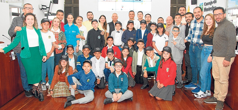 Grupo de concejales y niños en el Concejo de Manizales.